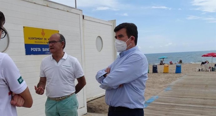 Archivo - Imagen de archivo del portavoz de Cs en el Ayuntamiento de Valncia, Fernando Giner,  durante una visita a playas de la ciudad.