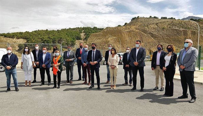 El coordinador de Cs en Andalucía, Juan Marín, con cargos de su partido en Tíjola (Almería)