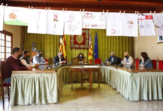 La presidenta del Consell de Mallorca, Catalina Cladera, durante su visita al Ayuntamiento de Sóller.