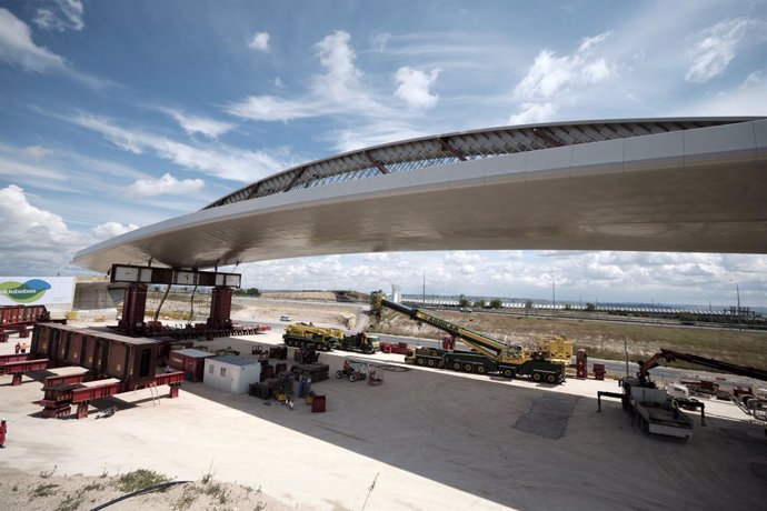 Operarios trasladan el puente de La Concordia, a 21 de abril de 2021, en Madrid (España)