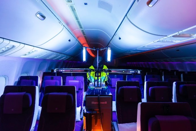 Uso del sistema de cabina de Honeywell de rayos ultravioleta (UV) en un avión de Qatar Airways.