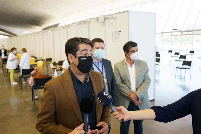El presidente del Cabildo de Tenerife, Pedro Martín, visita el punto de vacunación masiva instalado en el Recinto Ferial