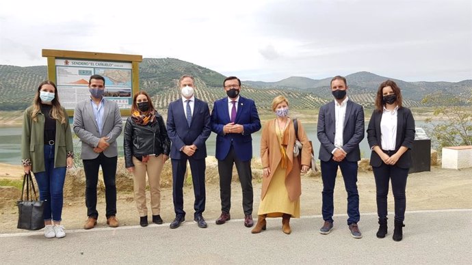 El delegado territorial de Turismo en Córdoba, Ángel Pimentel (cuarto por la izda.), visita el municipio cordobés de Iznájar.