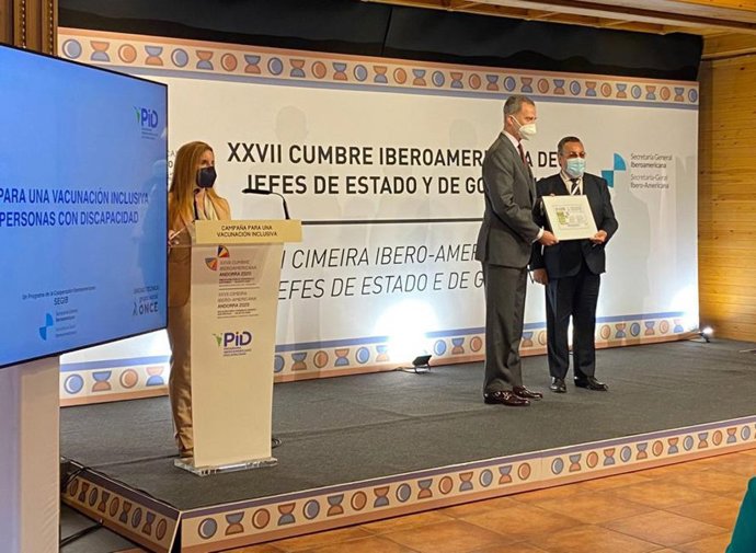 Entrega del cupón de la ONCE Cumbre Iberoamericana al Rey Felipe VI.