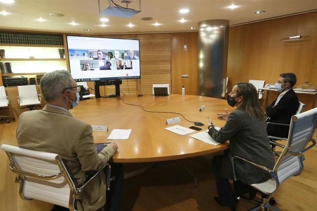 La conselleira de Infraestruturas e Mobilidade durante la reunión con representantes del sector