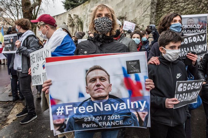 Archivo - 23 January 2021, France, Paris: Aprotesters holds a poster with the inscription "#Free Navalny" during a protest at the Trocadero against the jailing of Russian opposition leader Alexei Navalny. Photo: Sadak Souici/Le Pictorium Agency via ZUM