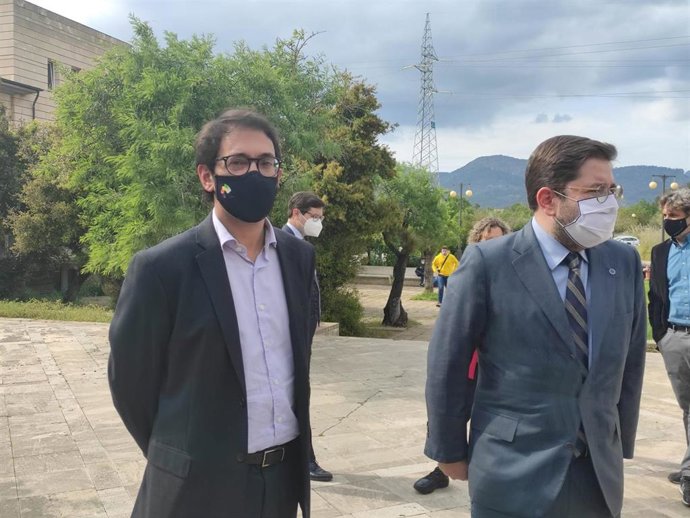 El conseller de Modelo Económico, Turismo y Trabajo, Iago Negueruela, y el secretario de Estado de España Global, Manuel Muñiz.