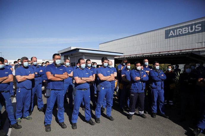 Trabajadores de Airbus Tablada se concentran en solidaridad con Puerto Real y rechazan el cierre de la planta.