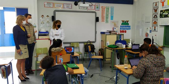La delegada de Educación y Deporte, Inmaculada Troncoso, visita CEIP Los Mochos.