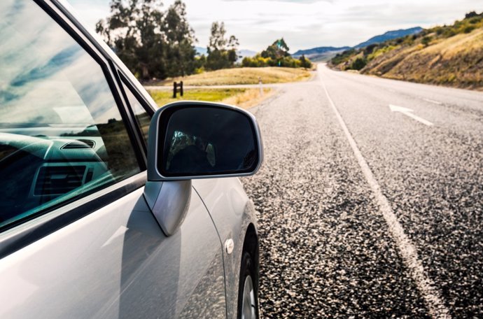 Coche en una carretera.