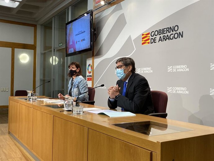 Arturo Aliaga y Elena Allué en la presebtación de las rutas turisticas