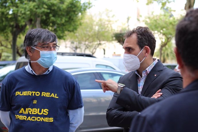 Toni Valero con trabajadores de Airbus de Puerto Real en una imagen de archivo.