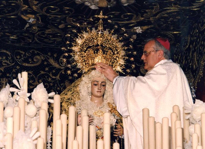 El Cardenal Arzobispo emérito de Sevilla, Carlos Amigo, coronó canónicamente a Nuestra Señora de los Dolores en su Soledad el 15 de junio de 1996.