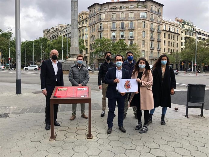 El concejal y presidente del PP en la provincia de Barcelona, Oscar Ramirez, en la acción de los jóvenes de NNGG del PP en Barcelona para restablecer el escudo monárquico en el obelisco de la antigua Plaza Juan Carlos I retirado por el Ayuntamiento.