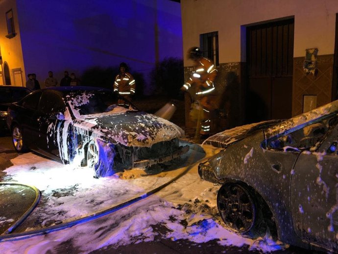 El Consorcio de Bomberos sofoca el incendio declarados en unos coches en Ayamonte,