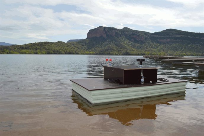 Plataforma de medida automática de la calidad del agua en el embalse de Sau (Vilanova de Sau, Barcelona). Entre otras variables, la plataforma hace seguimiento de la estratificación y el déficit de oxígeno en el agua.
