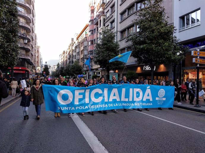 Archivo - Manifestación por la oficialidad del Asturiano en Oviedo.