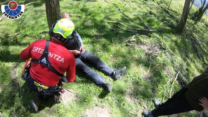 Servicios de emergencia atienden a un montañero en el monte Jaizkibel