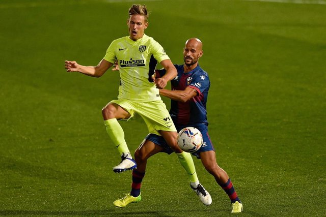 Archivo - Marcos Llorente y Mikel Rico pelean por un balón en el Huesca-Atlético de la primera vuelta