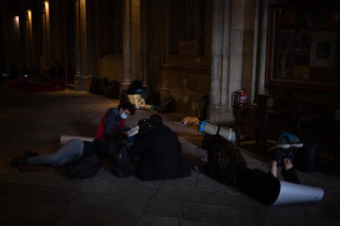 Varias personas participan en el segundo día de la ocupación de un edificio de la Universitat de Barcelona (UB), a 21 de abril de 2021, en Barcelona, Catalunya, (España)
