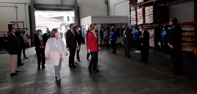 La reina Sofía visita las instalaciones del Banco de Alimentos 'Rías Altas'