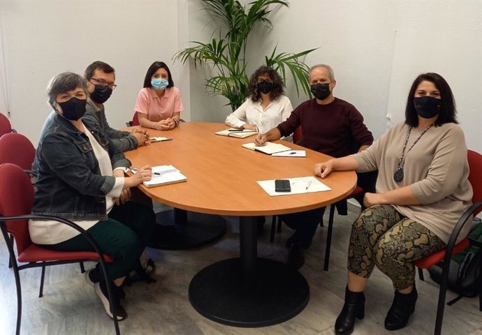 Reunión entre representantes del Ayuntamiento, la federación de asociaciones de vecinos e ISEC.