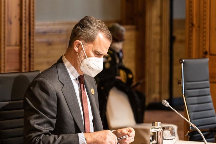 El Rey Felipe VI durante la reunión plenaria de la XXVII Cumbre Iberoamericana de Jefes de Estado y de Gobierno en el Hotel Sport Village  a 21 de abril de 2021, en Andorra la Vella (Andorra). La Cumbre Iberoamericana ha sido convocada bajo el lema de '