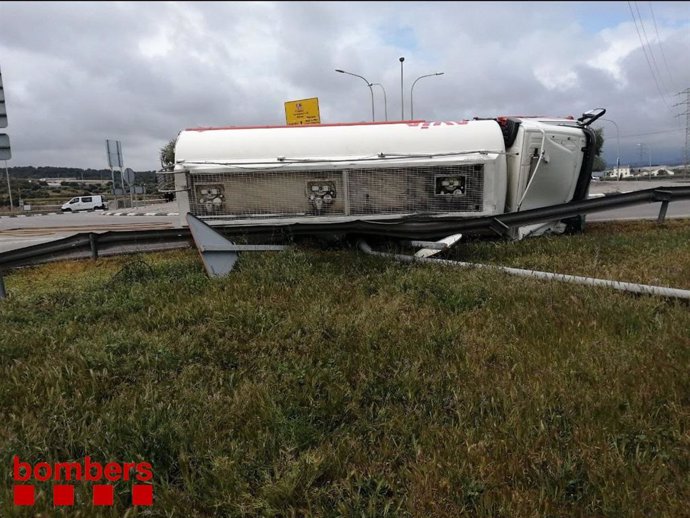 Un camión de mercancías peligrosas, que transportaba gasoil y gasolina, accidentado en Atalfulla (Tarragona). El 21 de abril de 2021.