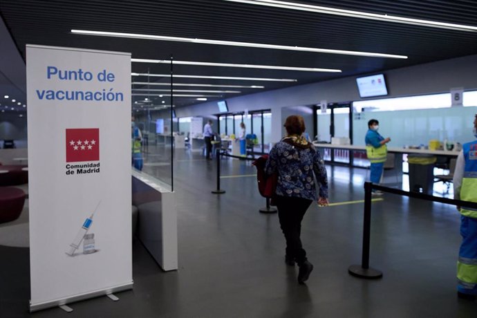 Varias personas en el dispositivo de vacunación puesto en marcha en las instalaciones del Wanda Metropolitano, a 16 de abril de 2021, en Madrid (España). 