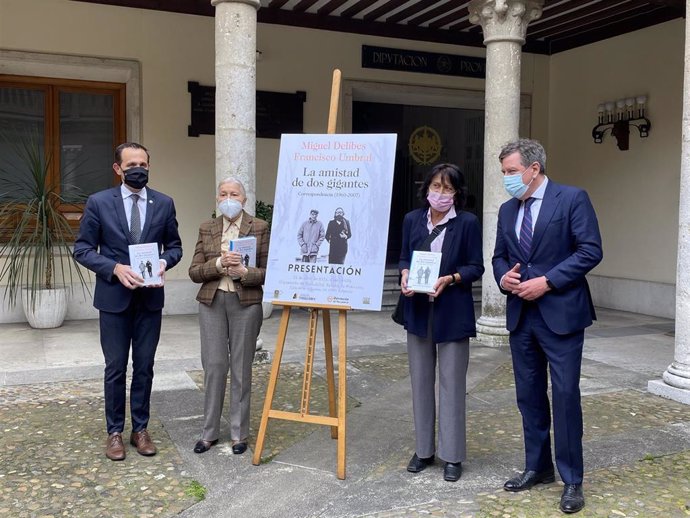 El presidente de la Diputación de Valladolid, Conrado Íscar; la presidenta de la Fundación Francisco Umbral, María España Suárez; la presidenta de la Fundación Miguel Delibes, Elisa Delibes y el director general de publicaciones de Unidad Editorial.