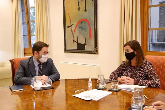 La presidenta del Govern, Francina Armengol, junto al secretario de Estado de la España Global, Manuel Muñiz.
