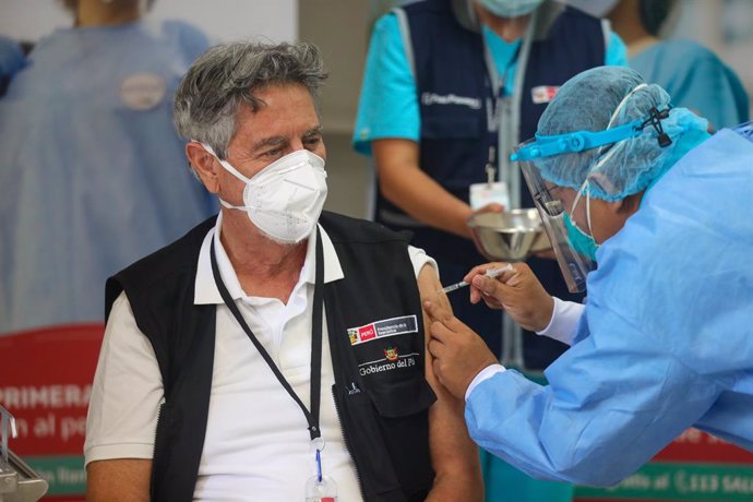 Archivo - El presidente de Perú, Francisco Sagasti, vacunándose.