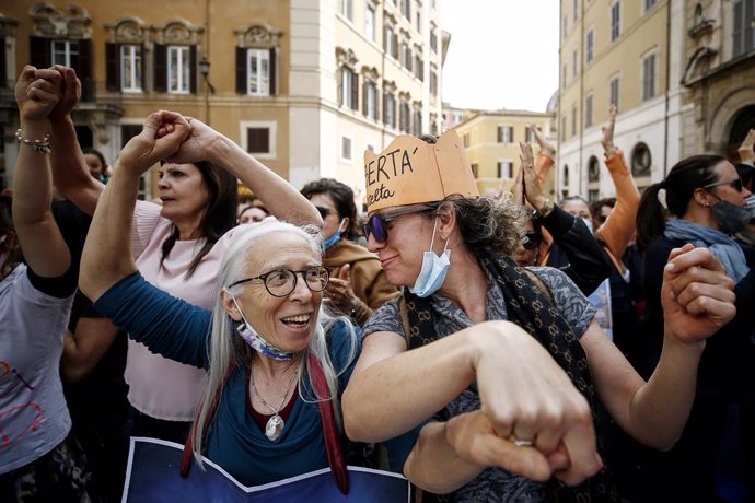 21 April 2021, Italy, Rome: People gather in front of the Montecitori Palace as they take part in a protest against the coronavirus vaccine obligation. Photo: Cecilia Fabiano/LaPresse via ZUMA Press/dpa