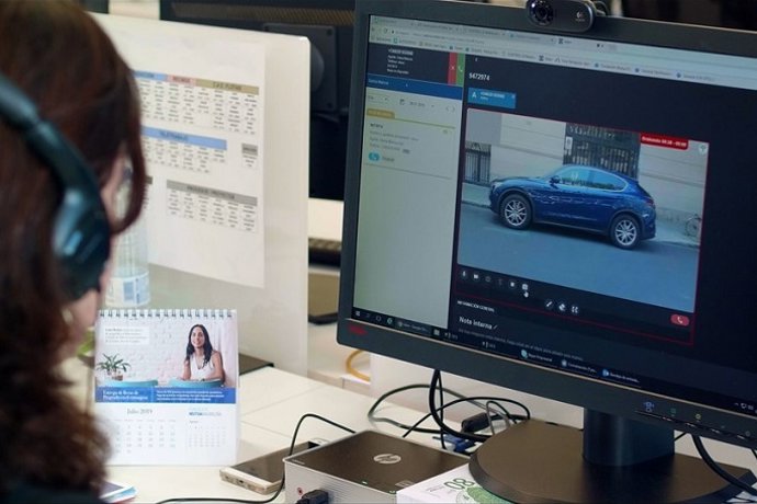 Archivo - Perito de Mutua Madrileña comprueba mediante una videollamada si el vehículo es apto para contratar la póliza de seguro