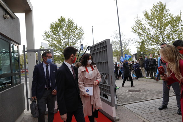 El director de Telemadrid, José Pablo López, y la candidata del PP a la Presidencia de la Comunidad de Madrid, Isabel Díaz Ayuso a su llegada al primer debate electoral previo a los comicios a la Asamblea de Madrid