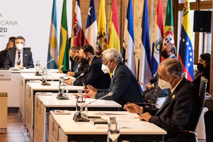 El primer ministro de Portugal, Antonio Costa y el presidente de Portugal, Marcelo Rebelo de Sousa durante la reunión plenaria de la XXVII Cumbre Iberoamericana de Jefes de Estado y de Gobierno en el Hotel Sport Village a 21 de abril de 2021.