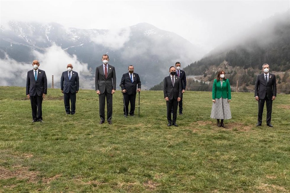 Foto de familia de los líderes asistentes a la Cumbre Iberoamericana, entre ellos el presidente del Gobierno, Pedro Sánchez, y el Rey Felipe VI