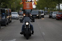 La llegada de los candidatos a las instalaciones de Telemadrid: la moto de Bal y el taxi de Iglesias