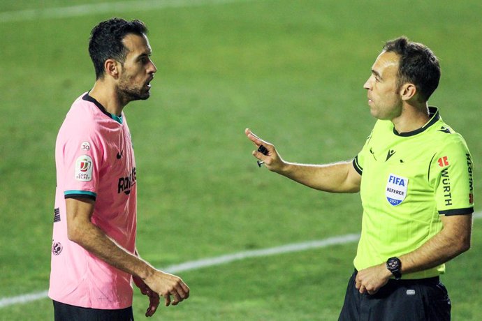Archivo - Sergio Busquets of FC Barcelona protest Cuadra Fernandez, referee of the match during the spanish cup, Copa del Rey football match played between Rayo Vallecano and FC Barcelona at Vallecas stadium on January 28, 2021 in Madrid, Spain.