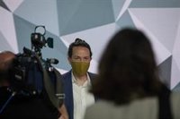 Iglesias dice a Ayuso que él ordenaba a la UME qué residencias desinfectar y que su casa no la paga Sarasola