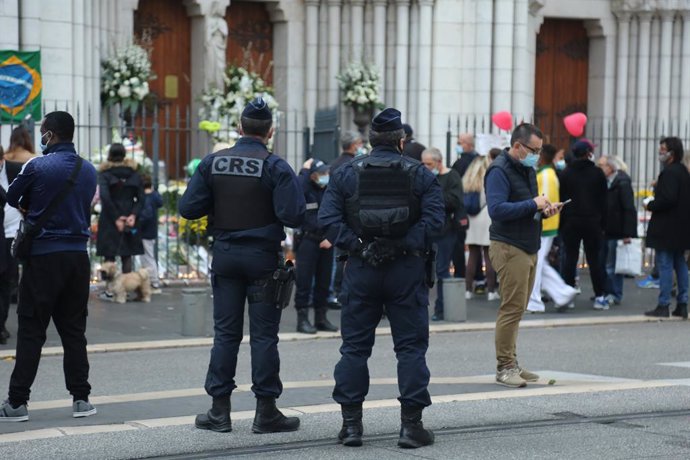Agentes de la Policía francesa vigilan la entrada de la basílica de Notre Dame días después de que se produjera un atentado terrorista