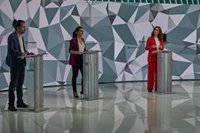 La izquierda critica a Ayuso por las colas del hambre y la popular responde: "Les encanta utilizar la pobreza"