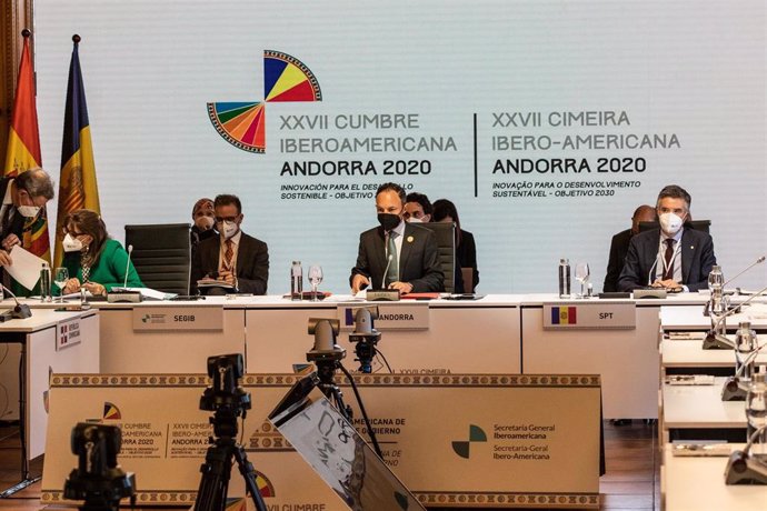La secretaria general Iberoamericana, Rebeca Grynspa y el jefe del Gobierno de Andorra, Xavier Espot, durante el pleno de la  Cumbre Iberoamericana