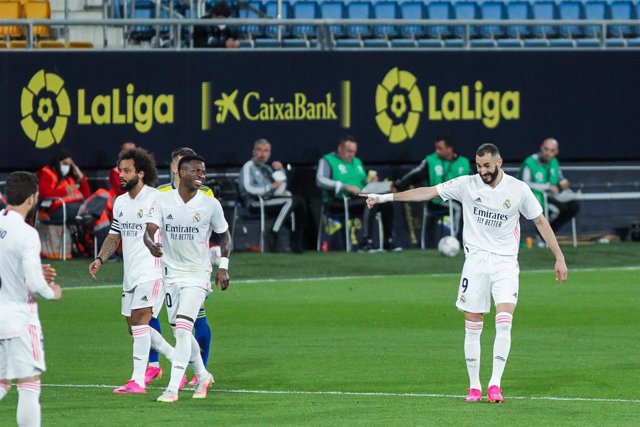 Karim Benzema celebra su segundo gol ante el Cádiz