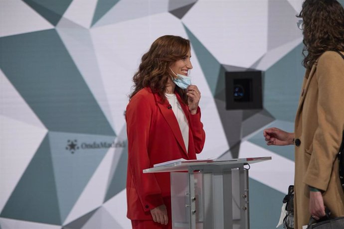 La candidata de Más Madrid a la Presidencia de la Comunidad de Madrid, Mónica García, se prepara antes de que de comienzo el primer debate electoral previo a los comicios a la Asamblea de Madrid