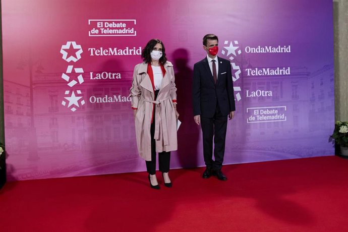 La candidata del PP a la Presidencia de la Comunidad de Madrid, Isabel Díaz Ayuso, y el director de Telemadrid, José Pablo López