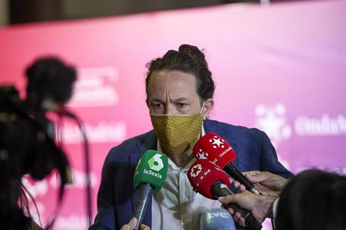 El candidato de Unidas Podemos a la Presidencia de la Comunidad de Madrid, Pablo Iglesias, responde a los medios a su llegada al primer debate electoral previo a los comicios a la Asamblea de Madrid, en Telemadrid, a 21 de abril de 2021, en Madrid (Espa