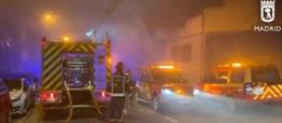 Bomberos de Madrid trabaja en la extinción de un incendio generalizado en una nave de artes gráficas en la calle Trole.