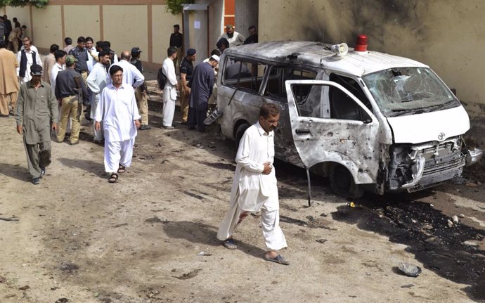Archivo - Funcionarios de seguridad evalúan el lugar donde un atacante suicida con bomba se inmoló en Quetta el 8 de agosto de 2013. Al menos 29 personas murieron en Pakistán el jueves cuando un atacante suicida con bomba se inmoló durante el funeral de
