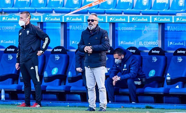 Archivo - Alvaro Cervera, head coach of Cadiz, during the Spanish league, La Liga Santander, football match played between Deportivo Alaves and Cadiz CF at Mendizorroza stadium on March 13, 2021 in Vitoria, Spain.